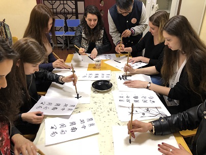 90足球比分app
留学生走进民族艺术教育学校1.jpg